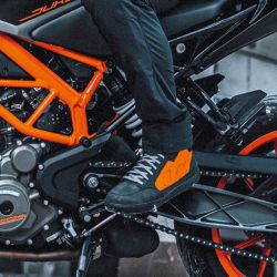 CHAUSSURES MOTO KTM "J-6 WP SHOES" 2023 BY ALPINESTARS